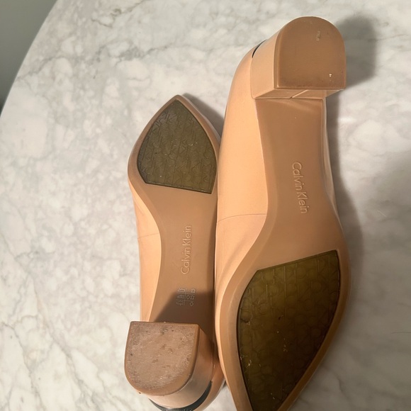 Beautiful Calvin Klein low heeled pumps - Picture 3 of 3
